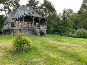 Cottage by the bay - Image 2