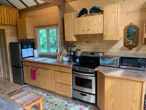 Ravenwood Cottage: Romantic Country Cabin - Image 2