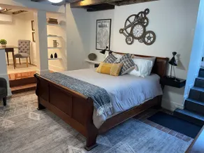 Sleep-easy Lex steps to restaurants and Rupp Arena - Image 3