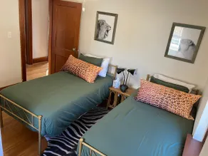 Charming & convenient 4BR 2 Bath house downtown - Image 5
