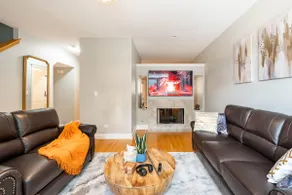 Old Town/Lincoln Park Luxury Home Garage & Rooftop - Image 2