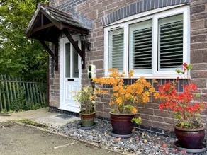Riverside 2 Bedroom Townhouse with Car Charger - Image 5