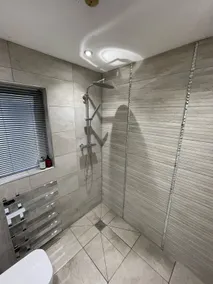 Riverside 2 Bedroom Townhouse with Car Charger - Image 4