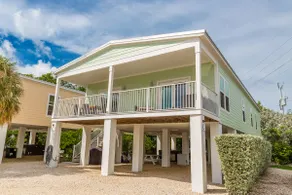 Stunning Waterfront Retreat with Dockage & Pool -C - Image 3