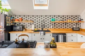 Hyde Away | Spacious funky loft w/ parking & tub - Image 3