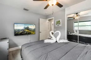 Beautiful Spacious 2 bedroom near Hard rock casino - Image 4