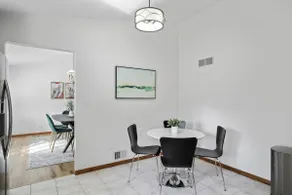 Central Location - 2 living spaces & covered patio! - Image 4