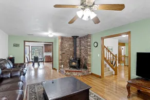 Large Home on 2acres In the City - Image 4