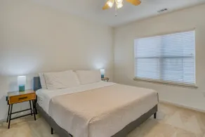 King Bed, Fast Wi-fi, Location! - Image 2