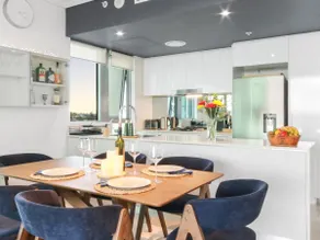 Stunning River View Unit, 4kms From City & Airport - Image 4