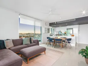 Stunning River View Unit, 4kms From City & Airport - Image 3