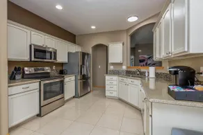 Sunny & Serene! 3BR W/ Hot Tub, Fire Pit, King Bed - Image 4