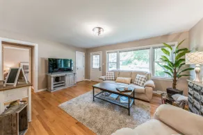Adorable 2-bedroom home near downtown Grayslake! - Image 2
