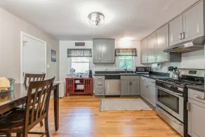 Adorable 2-bedroom home near downtown Grayslake! - Image 3