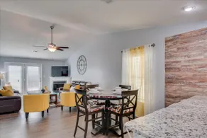 Beautiful, 2 beds 2 bath Townhome! - Image 3