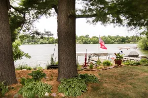 Upper apartment on a lake. - Image 5