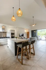 Luxury beachside villa with pool - Image 2