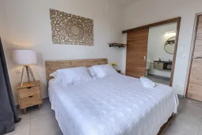 Luxury beachside villa with pool - Image 3