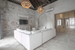 Luxury 8 Bedroom Mansion in Old City Best Location - Image 2