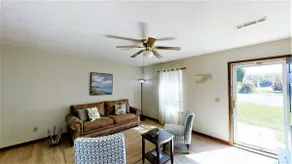 Lovely 2-Bedroom rental unit w/ free parking - Image 4