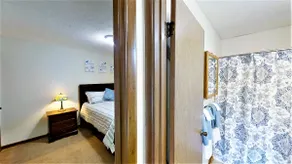 Lovely 2-Bedroom rental unit w/ free parking - Image 5