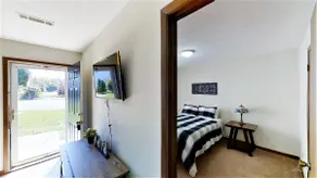 Lovely 2-Bedroom rental unit w/ free parking - Image 3