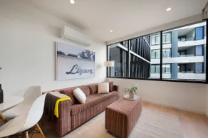 Cool and Contemporary on the City Edge - Image 2