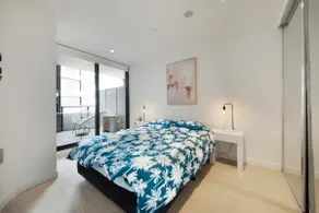 Cool and Contemporary on the City Edge - Image 4