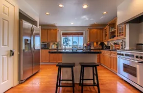 Spacious Family Retreat Near Seattle Stadiums - Image 4