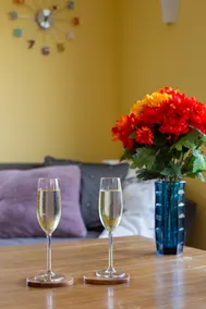 Central and stylish oasis with high-speed internet - Image 5