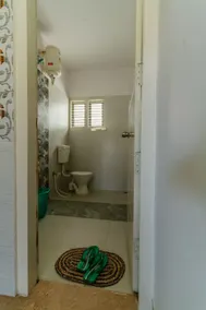 Family & Pet-Friendly Pvt Two Bed Flat(Story Stay) - Image 5