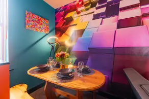 💥Vibrant 💥Funkily Decorated 💥2 Bedroom 💥4 Beds - Image 4