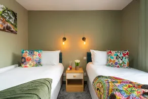 💥Vibrant 💥Funkily Decorated 💥2 Bedroom 💥4 Beds - Image 5