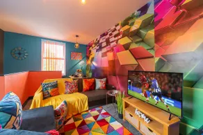 💥Vibrant 💥Funkily Decorated 💥2 Bedroom 💥4 Beds - Image 2