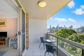 'Riverside Terrace' Inner-city Retro-chic with Pool - Image 3