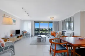'Riverside Terrace' Inner-city Retro-chic with Pool - Image 2
