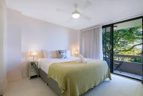 'Riverside Terrace' Inner-city Retro-chic with Pool - Image 5