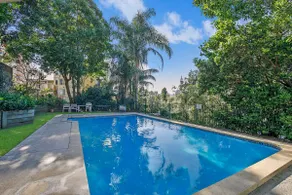 'Riverside Terrace' Inner-city Retro-chic with Pool - Image 4