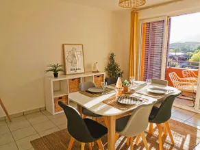 Beautiful renovated 2 bedroom apartment + terrace - Image 4