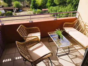 Beautiful renovated 2 bedroom apartment + terrace - Image 2