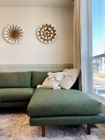 Cozy Townhouse with Wall Fireplace w/ FREE Parking - Image 2