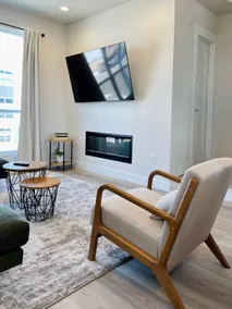Cozy Townhouse with Wall Fireplace w/ FREE Parking - Image 3