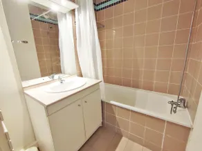 Le Flocon, T2, wifi, vue montagne, parking gratuit, ascenseur, 4 personnes - Image 3