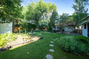 Walking distance to downtown. Quiet neighborhood - Image 2