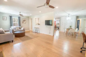 The Hume Estate. Modern 4br Home + Lovely Yard! - Image 4