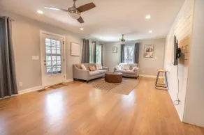 The Hume Estate. Modern 4br Home + Lovely Yard! - Image 2