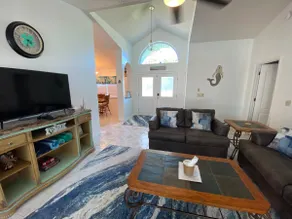 Cozy 3 bedroom W/ Pool - Image 5
