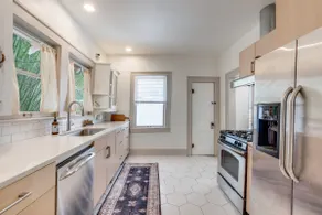Charming 2 Bedroom home in Bishop Arts - Image 3