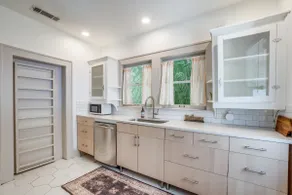 Charming 2 Bedroom home in Bishop Arts - Image 4