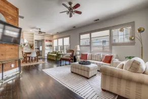 Charming 2 Bedroom home in Bishop Arts - Image 2